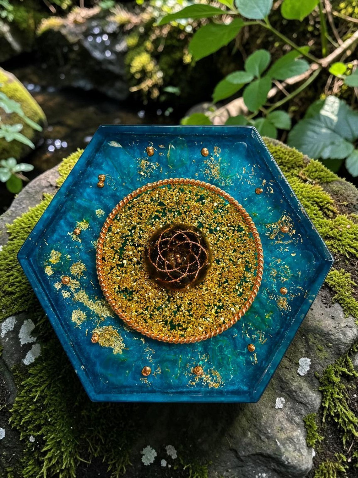 Tháp orgonite hình lục giác màu xanh ngọc bích, trang trí bằng đồng nguyên chất và các mảnh vàng lấp lánh, công cụ năng lượng bảo vệ EMF.