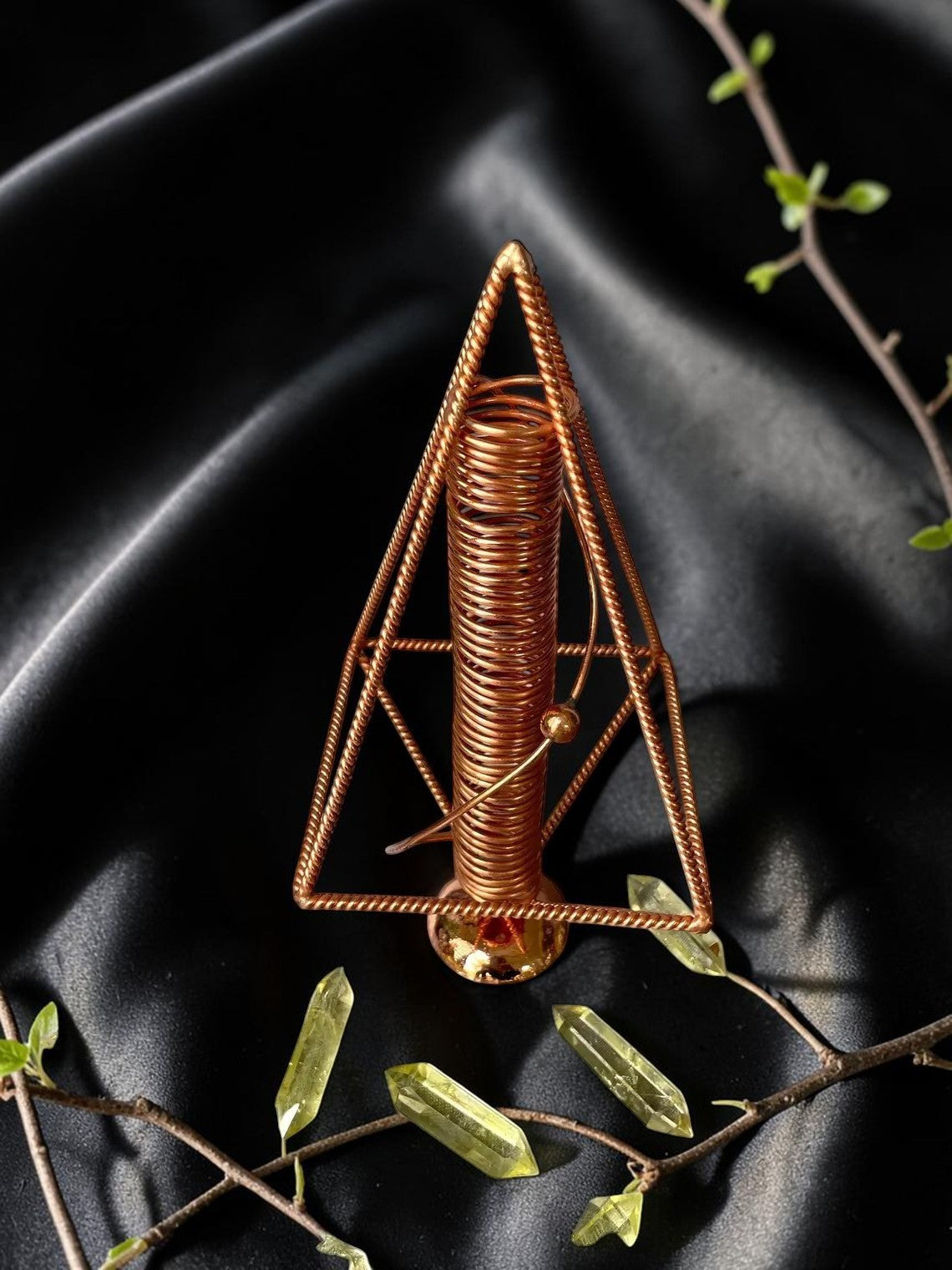 Mặt dây chuyền năng lượng đồng Triskelion 144MHz của abusta.viking, chế tác thủ công từ đồng nguyên chất, hình học thiêng liêng.
