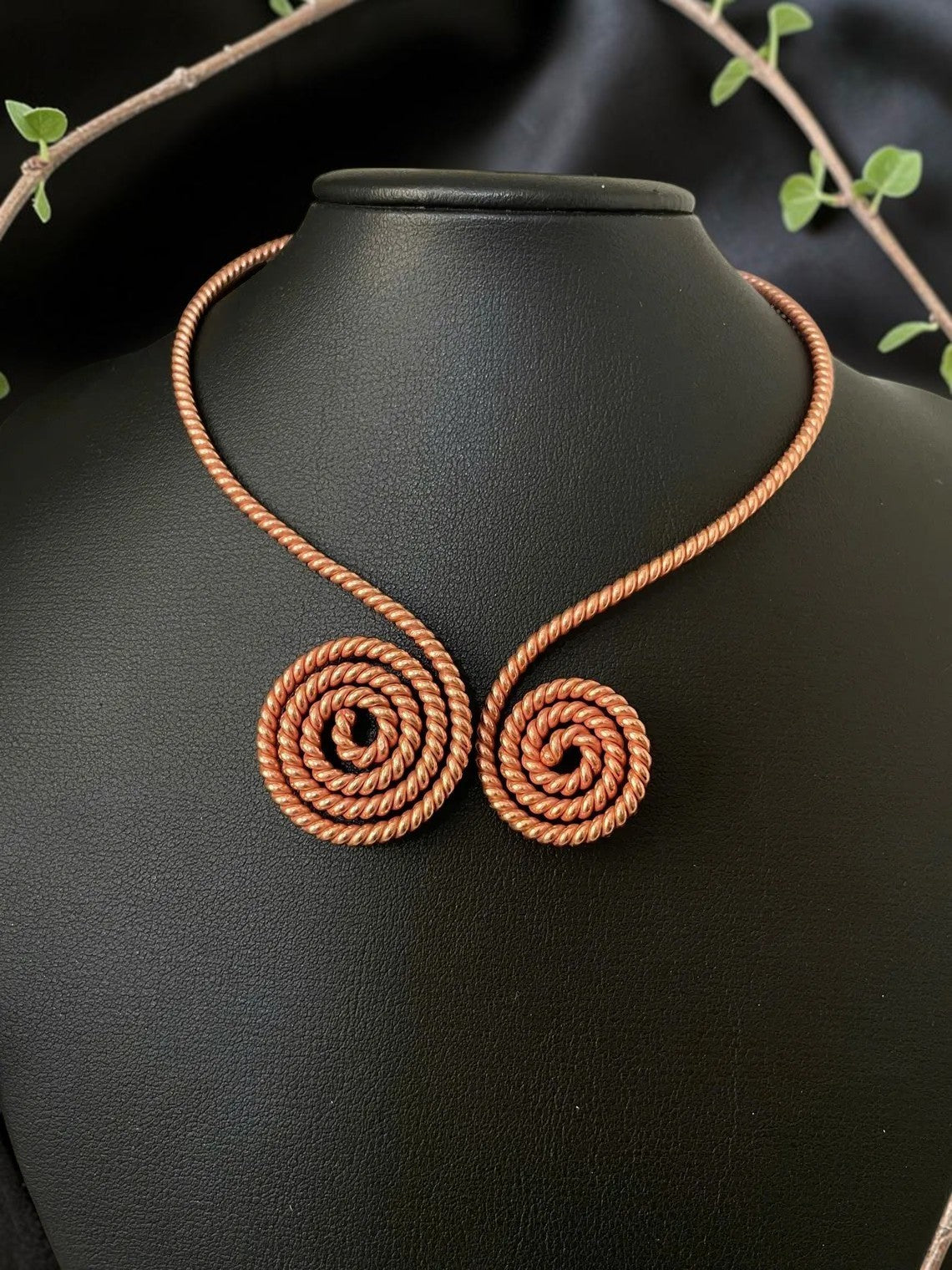 Vòng cổ choker bằng đồng xoắn thủ công abusta.viking với hai hình xoắn ốc lớn ở hai bên, thiết kế tối giản.