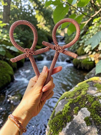 abusta.viking - Hai chiếc bùa hộ mệnh hình Ankh bằng đồng thủ công, một công cụ năng lượng hình học thiêng liêng.