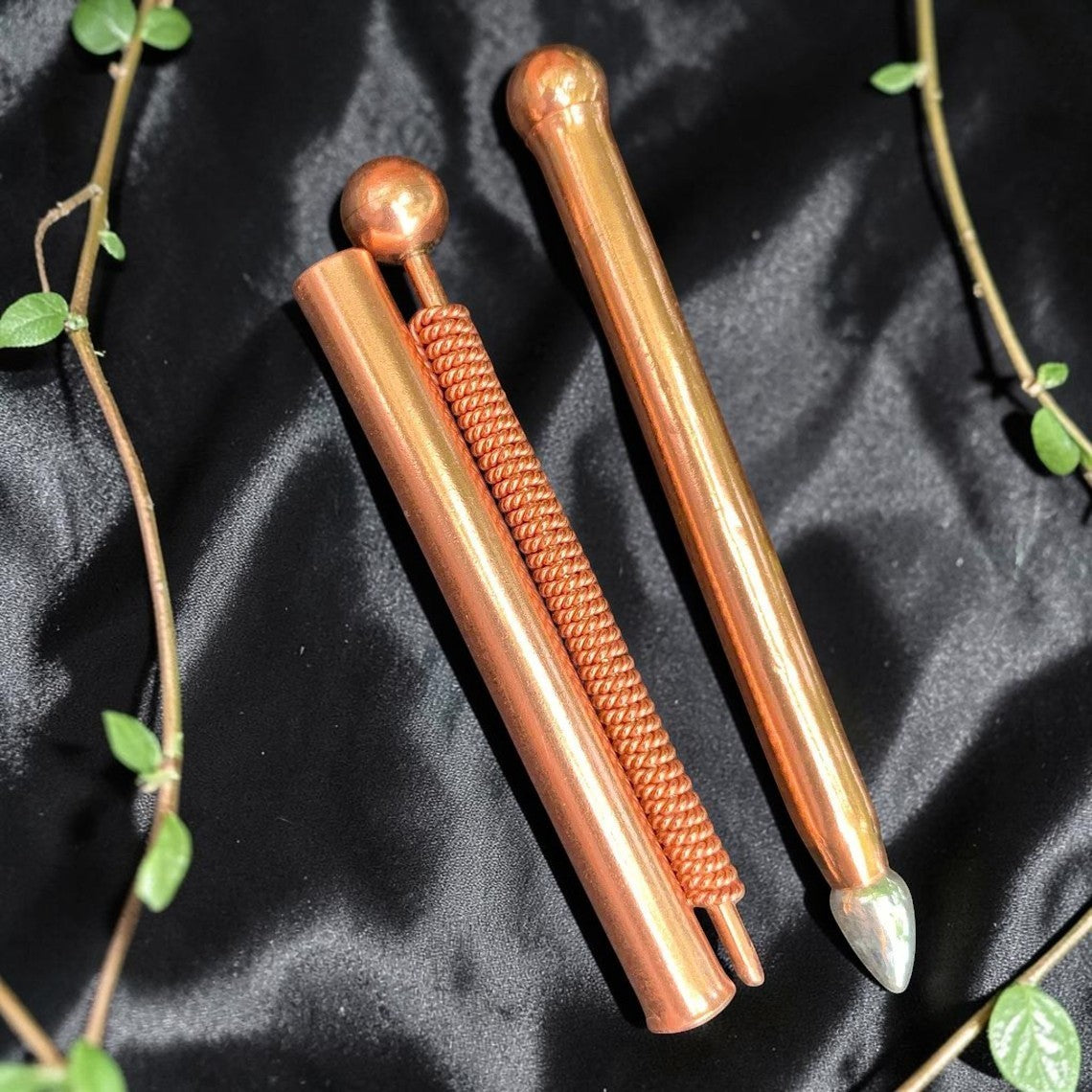 abusta.viking - Cây năng lượng hình trụ bằng đồng nguyên chất, một đầu có quả cầu, đầu kia có chóp bạc, dùng cho thiền định và chữa lành.