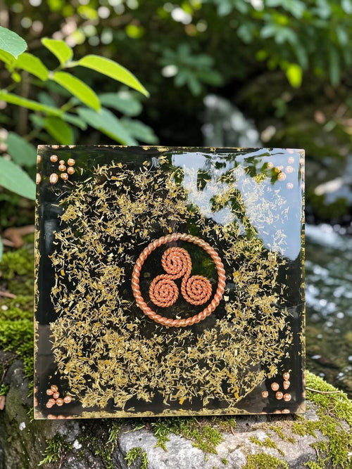abusta.viking Double Coil Twisted Tensor Ring Sacred, pure copper energy tool with triskele symbol, set in black resin with gold flakes.