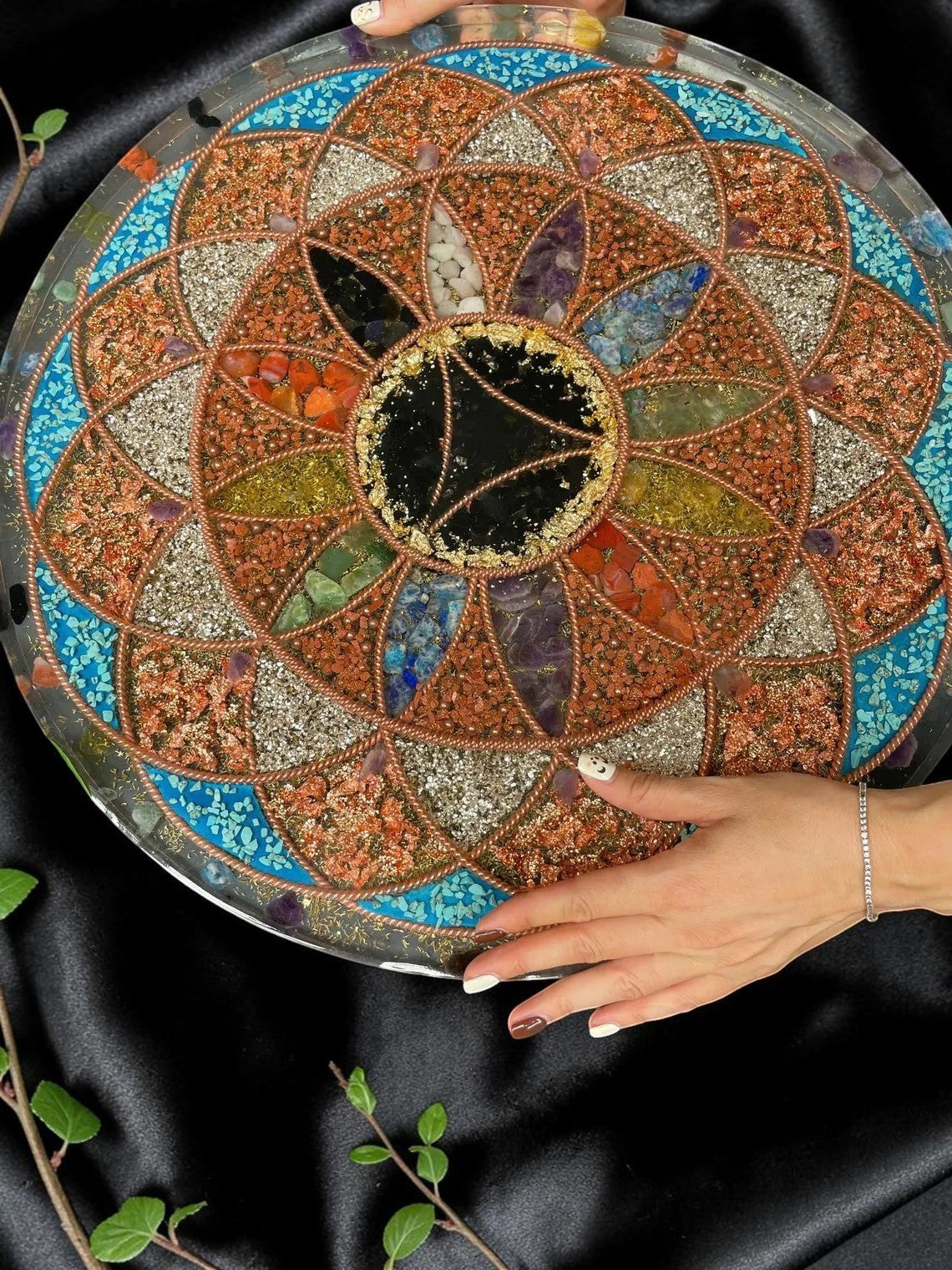 Bạc hà Viking, khay orgonite hình tròn, hoa văn mandala, đá thạch anh tím, đá mã não, đá hổ phách, đá ngọc lam, đồng nguyên chất.