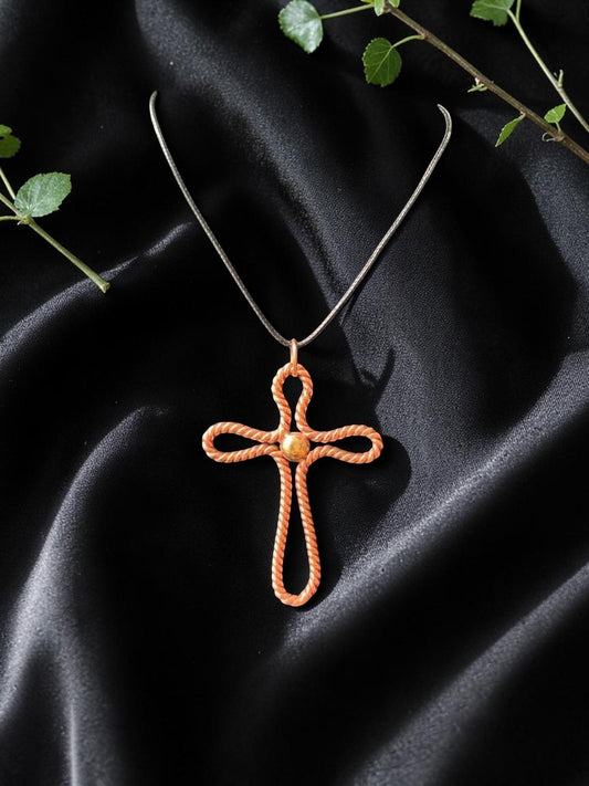 Mặt dây chuyền abusta.viking hình thánh giá bằng đồng xoắn, có hạt tròn nhỏ ở trung tâm, trên nền lụa đen.