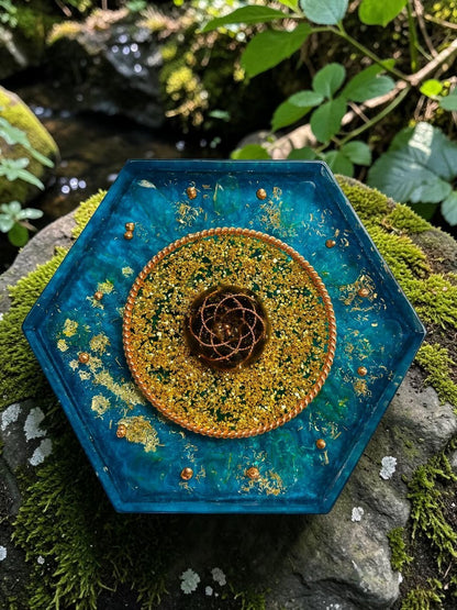 Tháp orgonite hình lục giác màu xanh ngọc bích, trang trí bằng đồng nguyên chất và các mảnh vàng lấp lánh, công cụ năng lượng bảo vệ EMF.