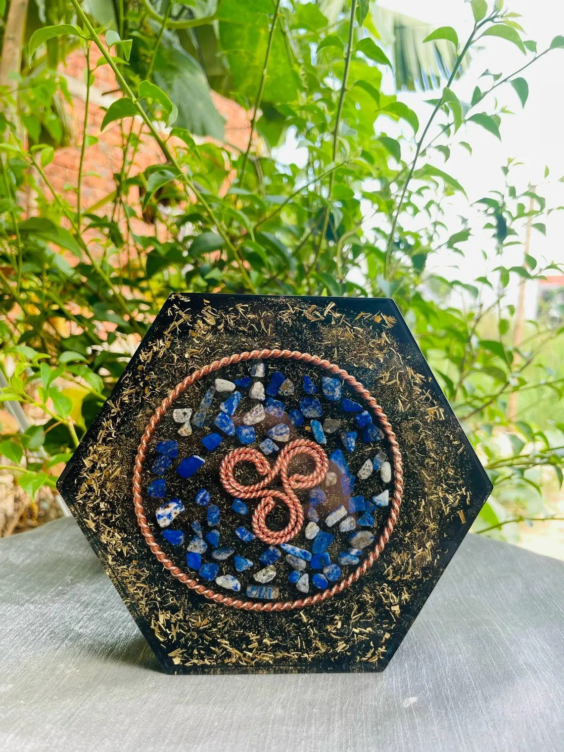 Tháp orgonite hình lục giác màu đen với đá lapis lazuli và dây đồng xoắn, công cụ năng lượng bảo vệ EMF.