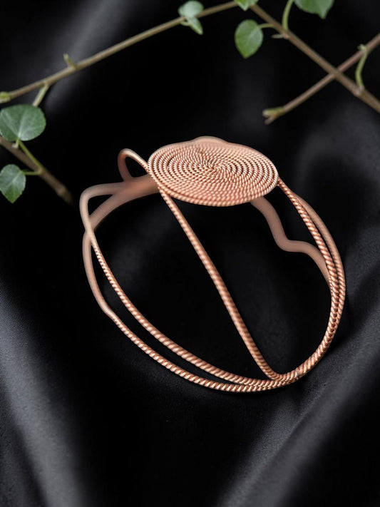 Vòng cổ Merkaba Harmonizer bằng đồng nguyên chất, chế tác thủ công tinh xảo, thiết kế hình học thiêng liêng.