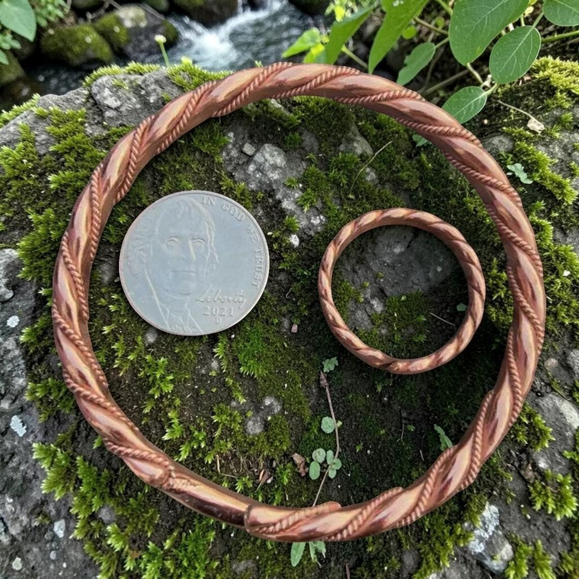 Vòng cổ đồng Triple Tensor Sacred của abusta.viking, chế tác thủ công từ đồng nguyên chất, thiết kế hình học thiêng liêng.