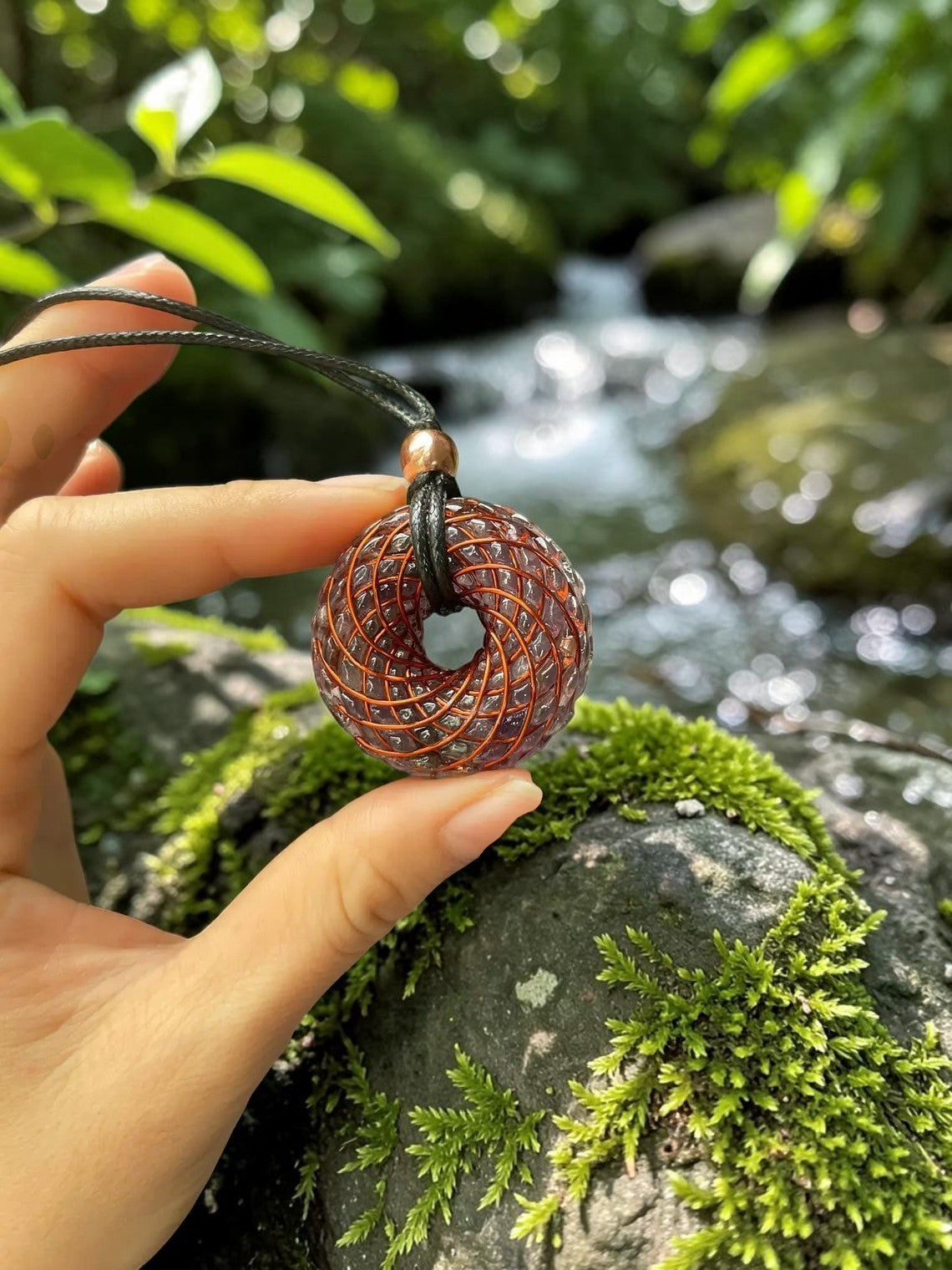 Vòng năng lượng hình tròn bằng đồng nguyên chất, thủ công tinh xảo, có dây đeo đen, phù hợp cho thiền định và cân bằng năng lượng.