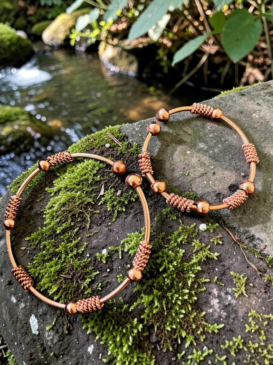 Vòng đeo tay năng lượng Terra Flow bằng đồng nguyên chất, thủ công tinh xảo, màu đồng, có các hạt và dây xoắn trang trí.