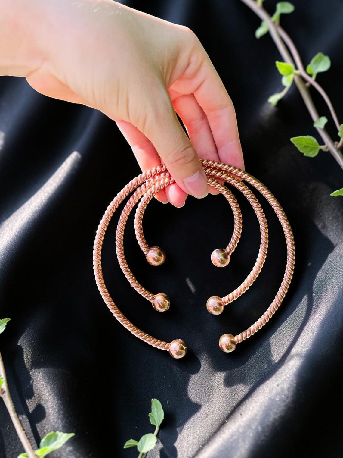 Vòng tay đồng Abusta Viking dạng chuỗi xoắn với hạt tròn ở hai đầu, làm từ đồng nguyên chất, thủ công tinh xảo.