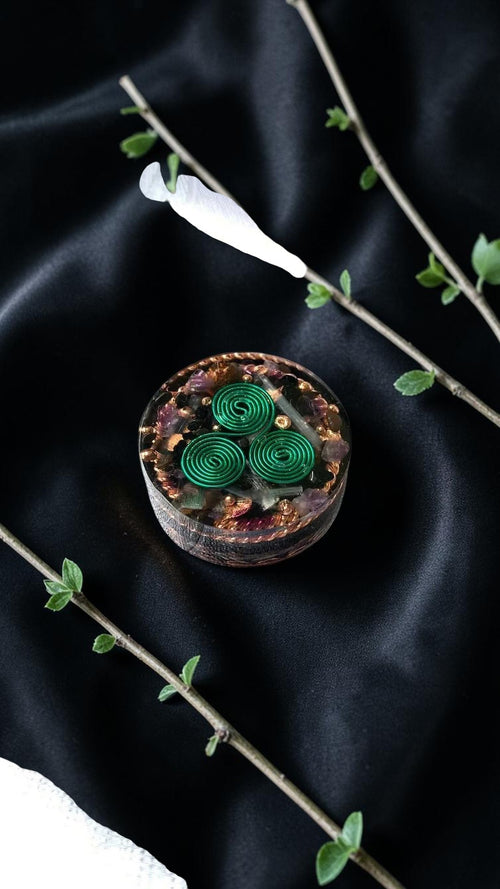 Đĩa sạc orgonite thủ công abusta.viking bằng đồng nguyên chất, năng lượng, đá quý và dây đồng xoắn ốc.