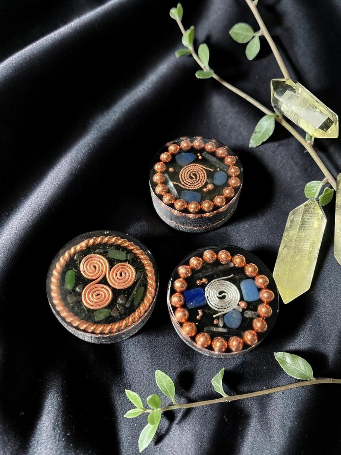Đĩa sạc orgonite thủ công abusta.viking bằng đồng nguyên chất, đá lapis lazuli và các tinh thể, thiết kế hình học thiêng liêng.