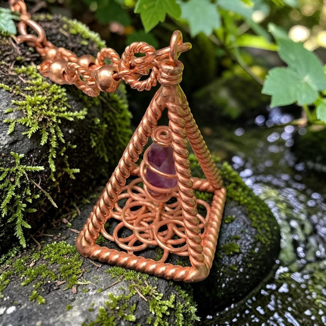 Mặt dây chuyền Triskelion bằng đồng nguyên chất thủ công abusta.viking, có đá thạch anh tím và hoa văn hình học.