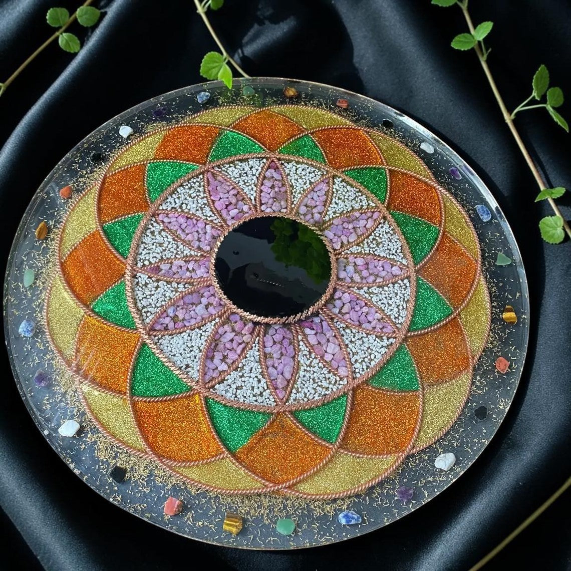 Bạc đạn năng lượng hình tròn abusta.viking, hoa văn mandala màu cam, xanh lá, vàng lấp lánh, đá thạch anh tím và trắng, trung tâm màu đen.