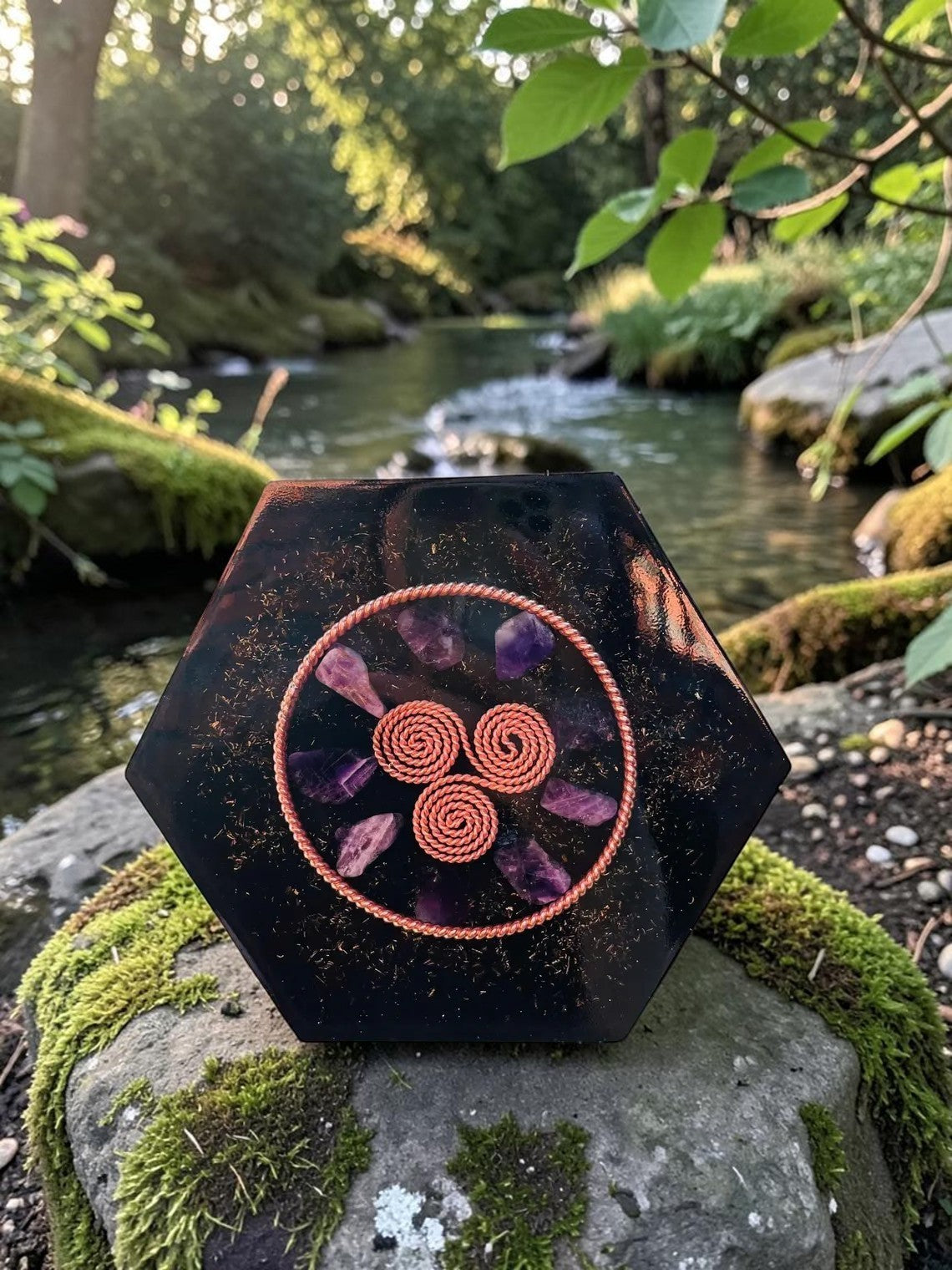 abusta.viking Tensor Torus Small Size Energy Alignment, hình lục giác màu đen với đá thạch anh tím và dây đồng xoắn ốc.
