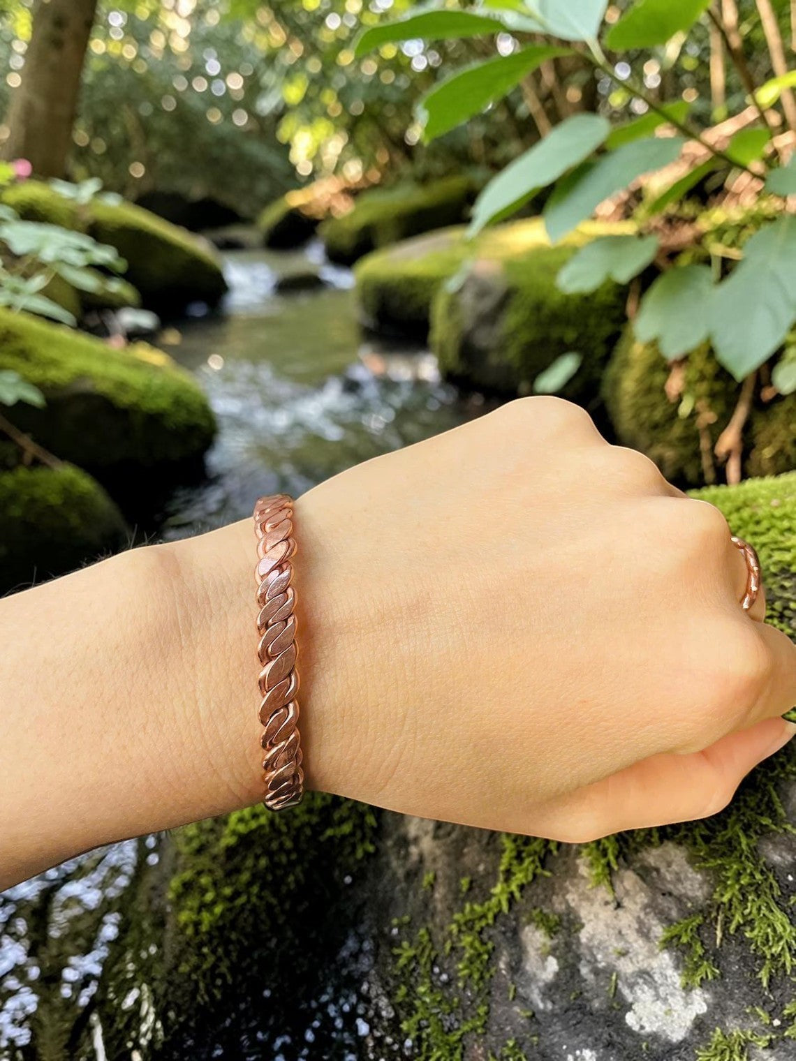 Vòng đeo tay năng lượng Acu Vac Infinity bằng đồng nguyên chất, thủ công tinh xảo, màu đồng bóng bẩy, thiết kế xoắn độc đáo, là công cụ chữa lành năng lượng đeo được.