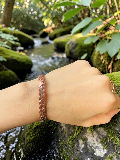 Vòng đeo tay năng lượng Acu Vac Infinity bằng đồng nguyên chất, thủ công tinh xảo, màu đồng bóng bẩy, thiết kế xoắn độc đáo, là công cụ chữa lành năng lượng đeo được.