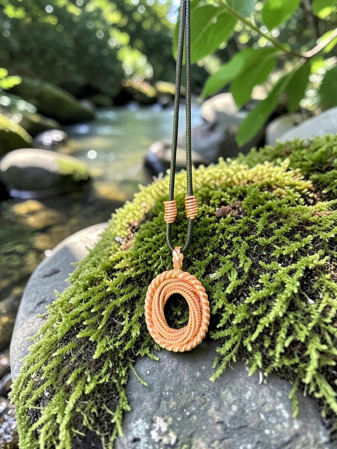 Mặt dây chuyền hình hoa sen và torus bằng đồng nguyên chất của abusta.viking, chế tác thủ công tại Việt Nam, tần số 177MHz & 432MHz.