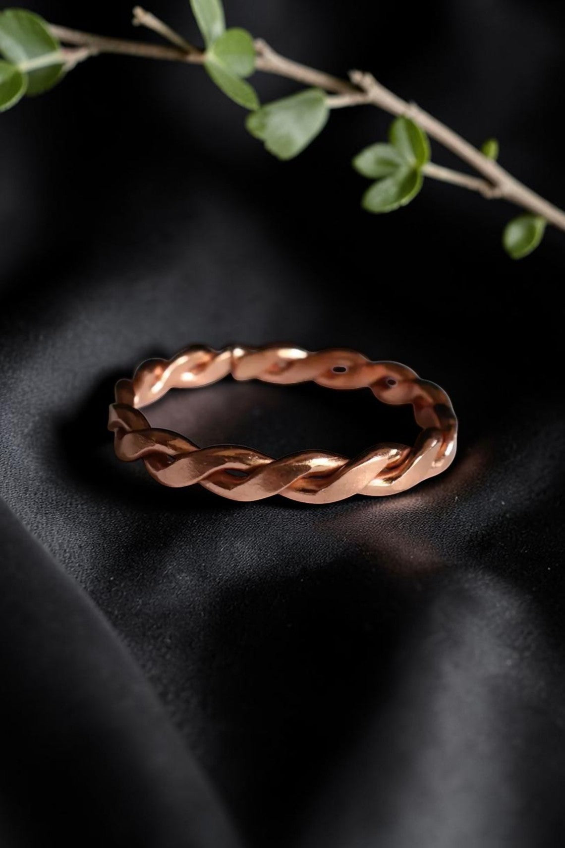 Vòng cổ năng lượng hình hoa sen bằng đồng nguyên chất 99.9% của abusta.viking, chế tác thủ công tinh xảo, thiết kế xoắn độc đáo.