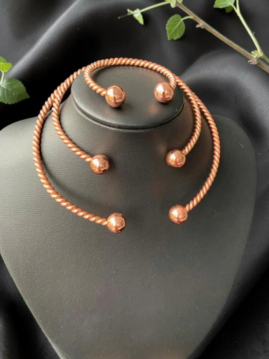 Vòng cổ và vòng tay bằng đồng nguyên chất abusta.viking, thiết kế xoắn với các quả cầu nhỏ ở hai đầu, trang sức năng lượng thủ công.