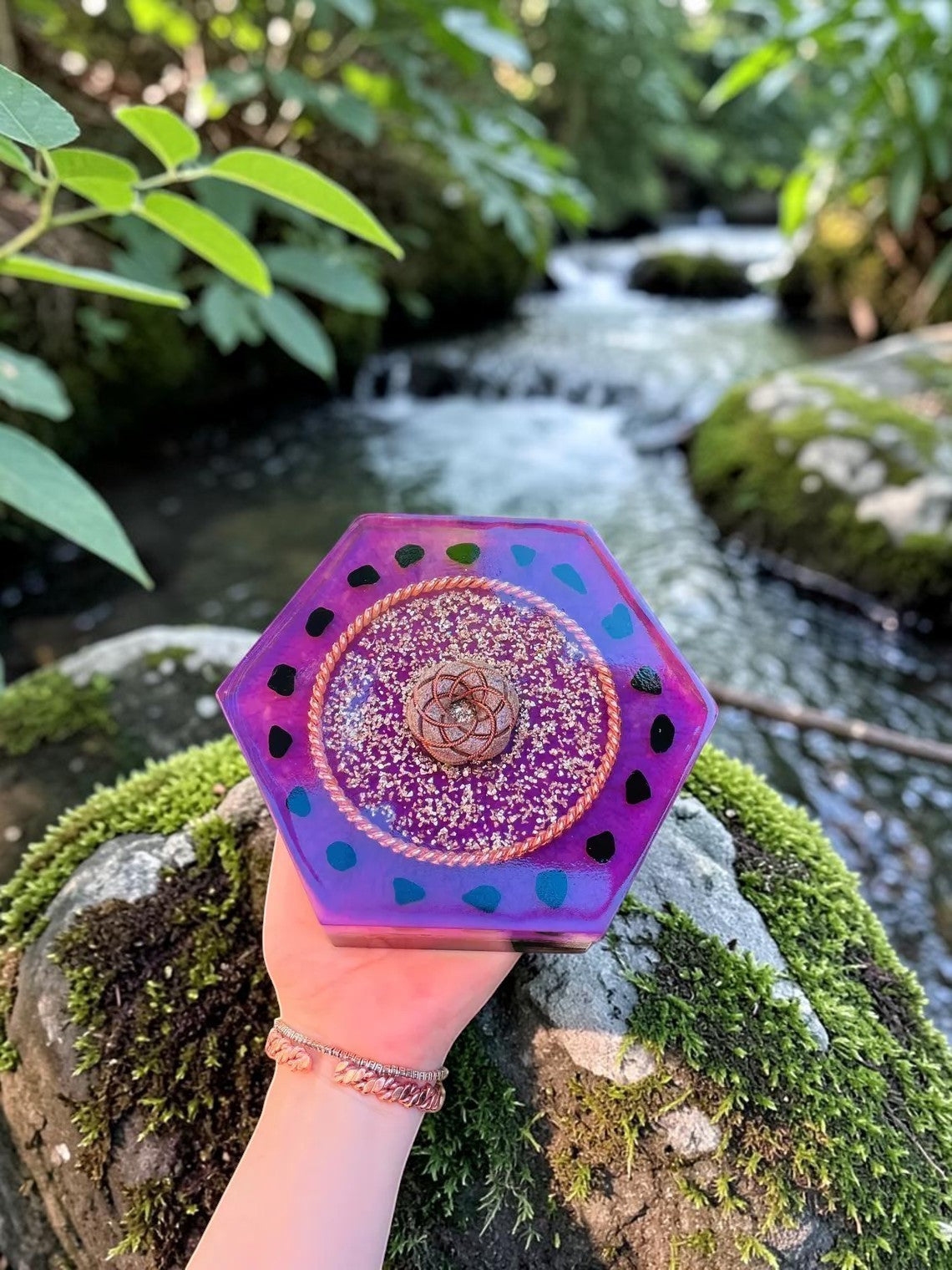 abusta.viking Tensor Torus nhỏ, dụng cụ năng lượng hình học thiêng liêng bằng đồng nguyên chất, màu tím với các đốm màu xanh lam và đen.