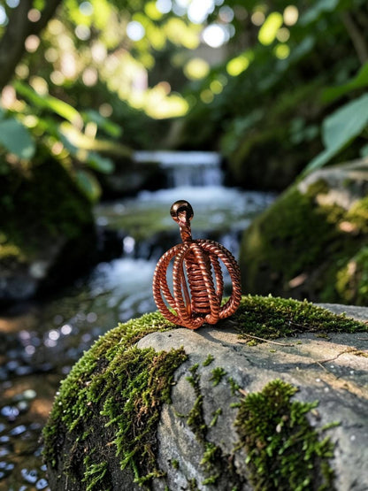 Mặt dây chuyền năng lượng Ankh bằng đồng xoắn thủ công của abusta.viking, chế tác từ đồng nguyên chất, là công cụ năng lượng hình học thiêng liêng.