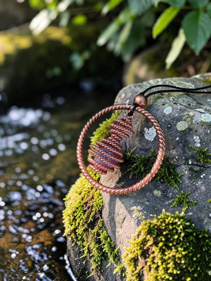 abusta.viking Vòng xoắn đồng 12 cubit thủ công, năng lượng tinh tế, đá thạch anh tím, dây đeo đen, đặt trên đá phủ rêu bên suối.