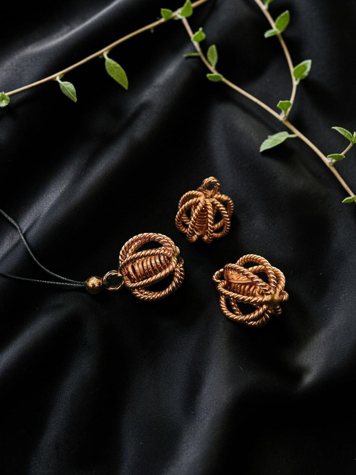 Mặt dây chuyền năng lượng đồng xoắn Ankh thủ công của abusta.viking, làm từ đồng nguyên chất, thiết kế hình học thiêng liêng.