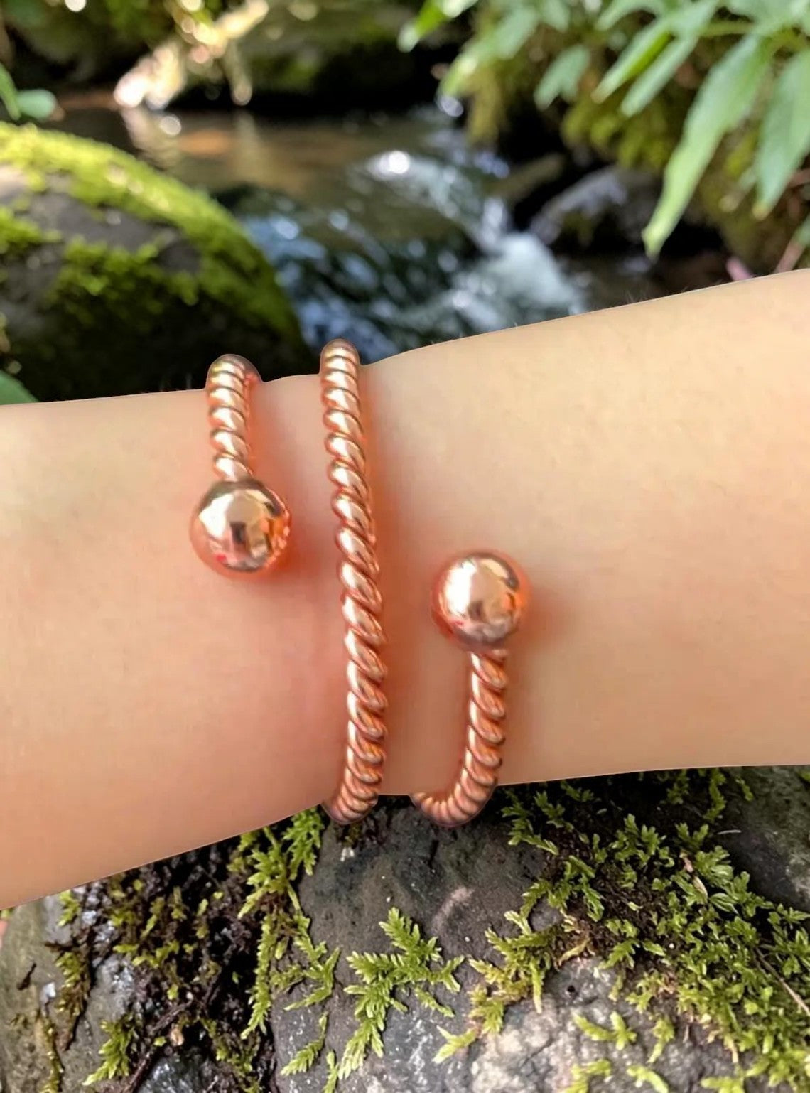 Vòng đeo tay năng lượng bằng đồng nguyên chất abusta.viking, thủ công tinh xảo, thiết kế xoắn ốc với hai đầu hình cầu.