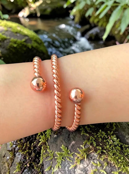 Vòng đeo tay năng lượng bằng đồng nguyên chất abusta.viking, thủ công tinh xảo, thiết kế xoắn ốc với hai đầu hình cầu.