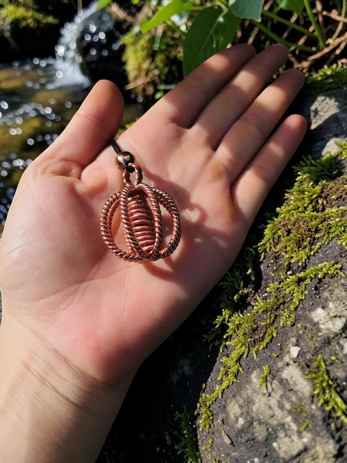 Mặt dây chuyền năng lượng Ankh bằng đồng xoắn thủ công của abusta.viking, chế tác từ đồng nguyên chất, là công cụ năng lượng hình học thiêng liêng.