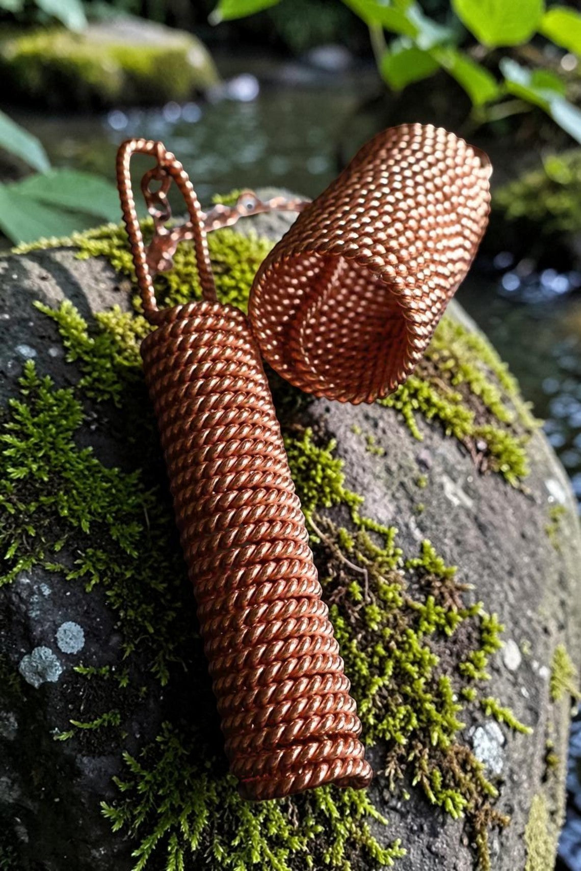 Mặt dây chuyền Triskelion bằng đồng thủ công của abusta.viking, làm từ đồng đỏ nguyên chất, thiết kế hình trụ xoắn.