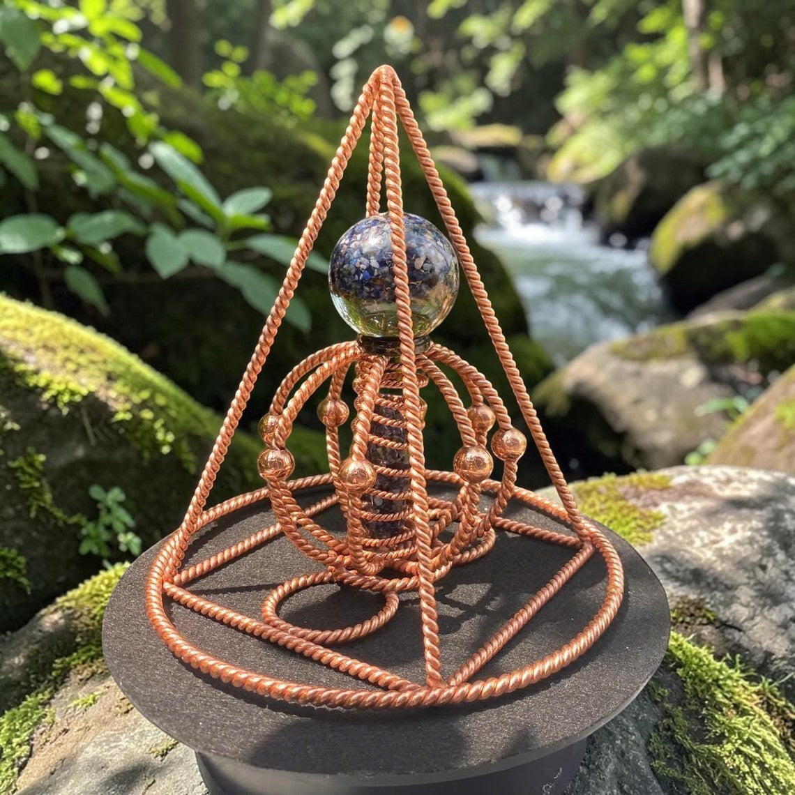 Kim tự tháp orgonite bằng đồng nguyên chất, thủ công, có tác dụng che chắn EMF và cân bằng luân xa, với quả cầu đá lapis lazuli ở trên.