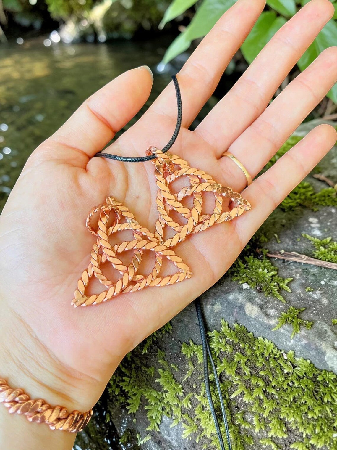 Mặt dây chuyền orgonite hình tam giác xoắn bằng đồng nguyên chất, công cụ năng lượng, bảo vệ EMF, chế tác thủ công tại Việt Nam bởi abusta.viking