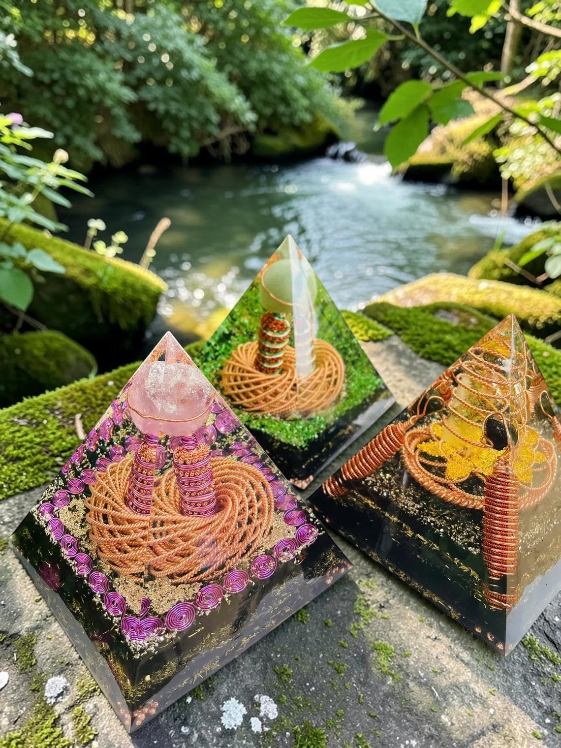 abusta.viking - Tháp năng lượng orgone xoắn kép bằng đồng nguyên chất, trang trí đá thạch anh hồng và hoa tím.