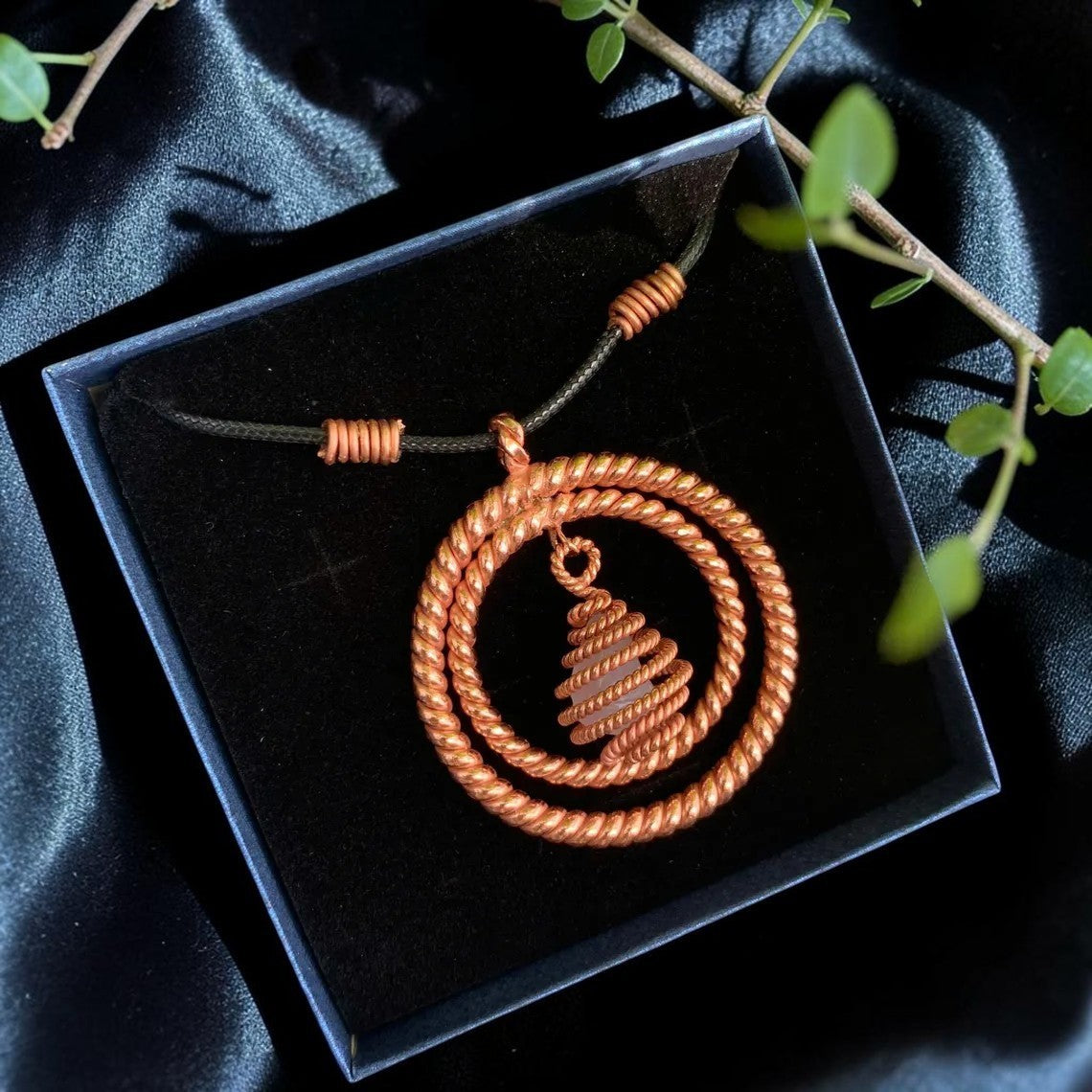 Mặt dây chuyền Tensor Coil Đồng Quartz thủ công từ abusta.viking, làm từ đồng nguyên chất và đá thạch anh, thiết kế hình học năng lượng.