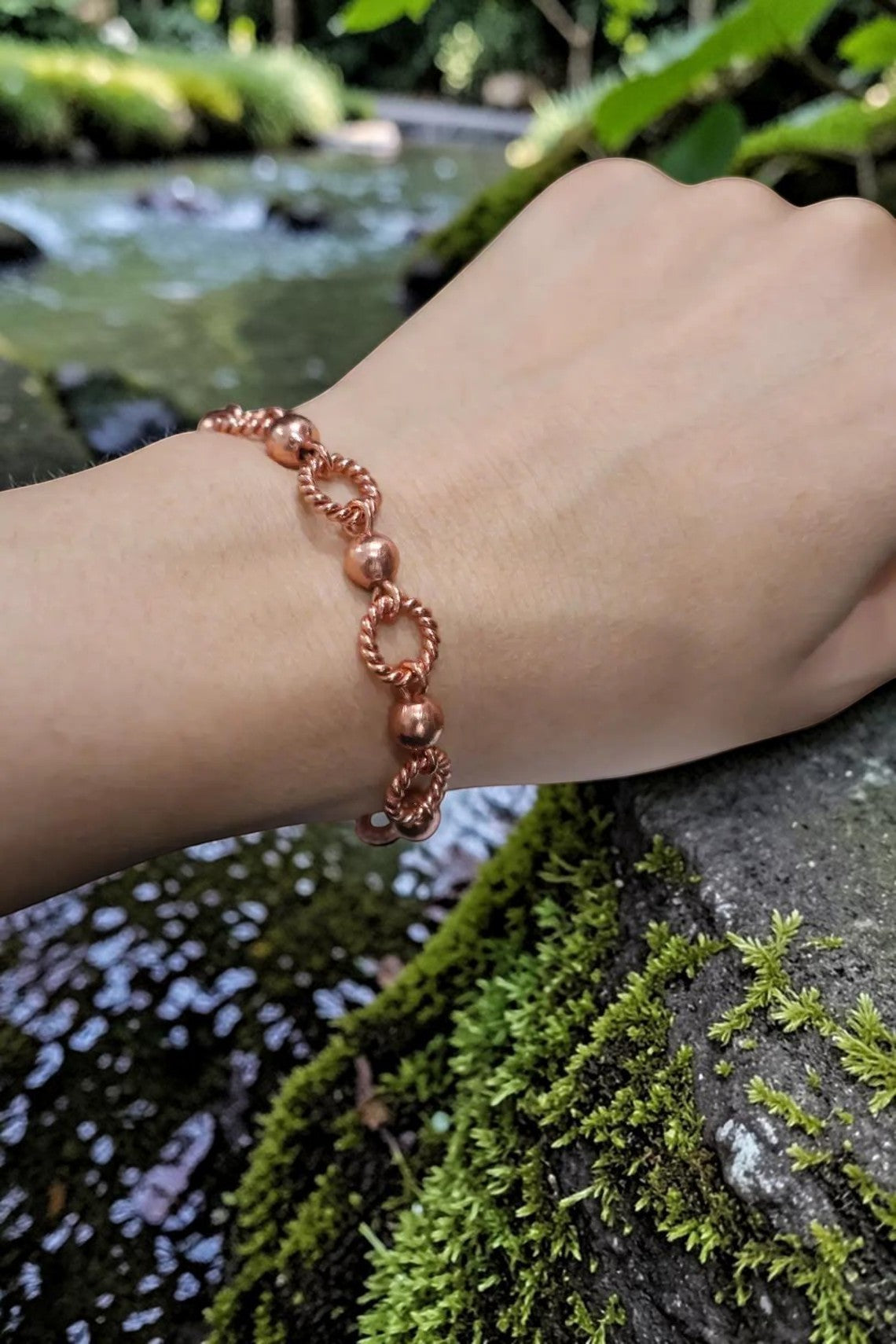 Vòng tay Lakhovsky bằng đồng nguyên chất từ abusta.viking, chế tác thủ công với các mắt xích hình xoắn và hạt tròn, mang lại năng lượng.
