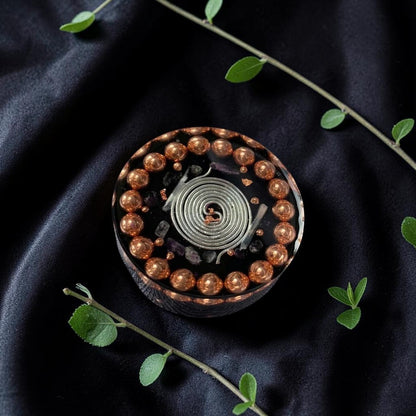 Đĩa sạc orgonite thủ công abusta.viking bằng đồng nguyên chất, có hoa văn hình học thiêng liêng, đá thạch anh tím và cuộn dây kim loại.