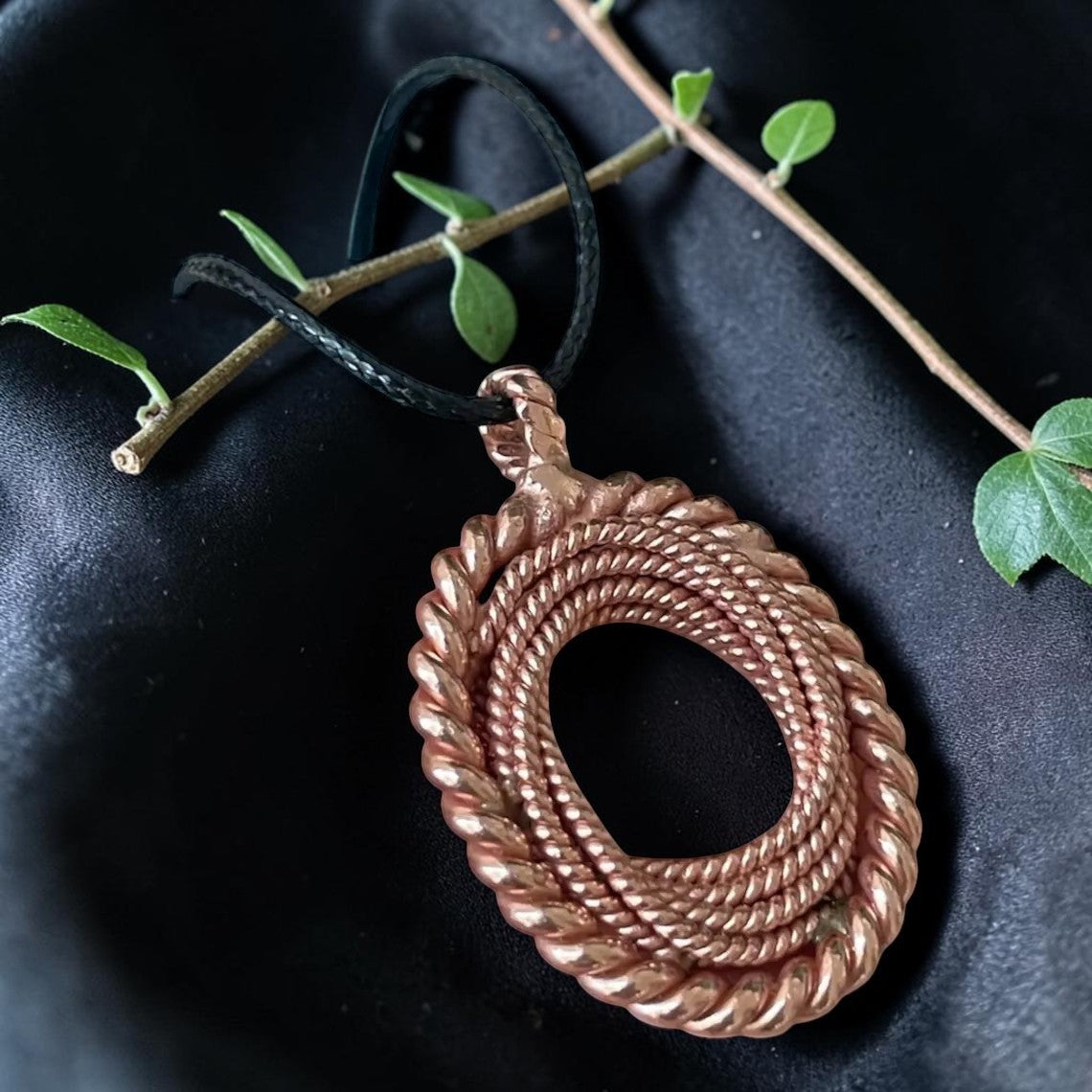 Mặt dây chuyền hình hoa sen và torus bằng đồng nguyên chất thủ công của abusta.viking, tần số 177MHz 432MHz, hoàn hảo cho trị liệu năng lượng.