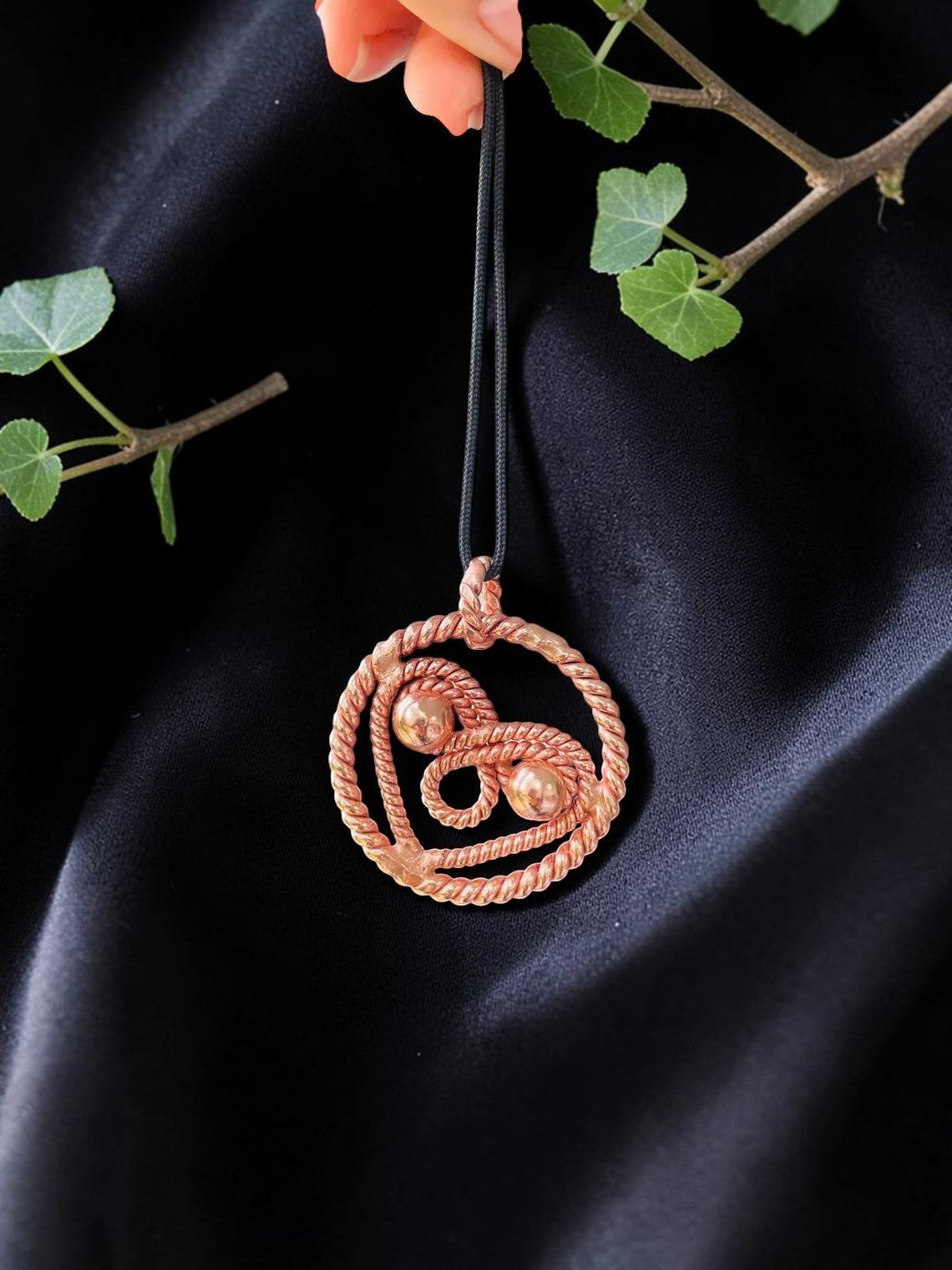 Con lắc dò năng lượng bằng đồng nguyên chất abusta.viking, chế tác thủ công tinh xảo, hình tròn xoắn dây với hai viên bi đồng bên trong, dùng cho thiền định và trị liệu.