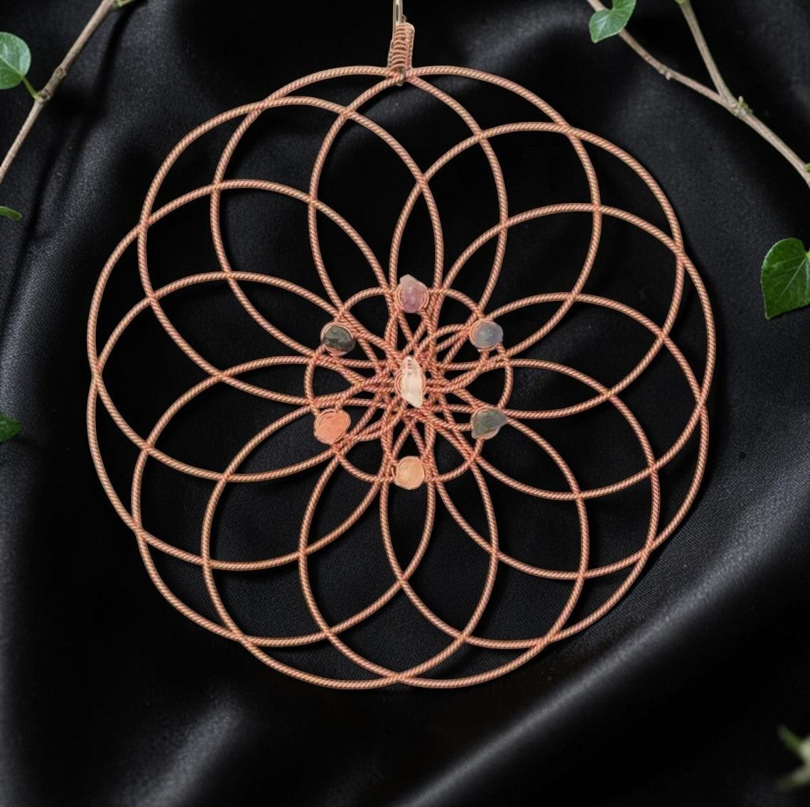 Abusta Viking Orgonite Energy Plate Triskelion 144Mhz, vòng tròn đồng tinh tế với các viên đá nhỏ nhiều màu sắc ở trung tâm, công cụ năng lượng hình học thiêng liêng.