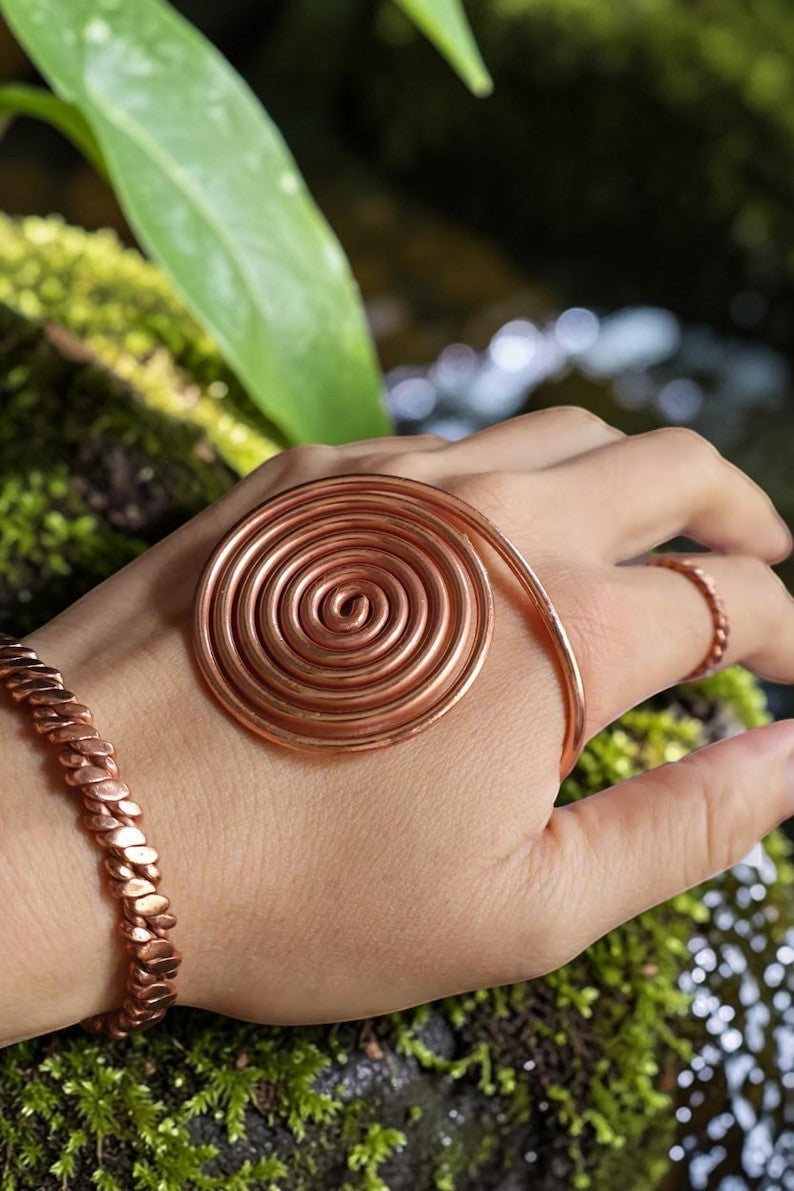 Close-up of the twisted copper wire winding at the center of the vortex coil disc